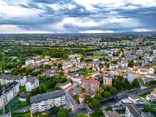 Obraz na płótnie Vista aérea da cidade de Pordenone, Itália em uma noite de verão com seus prédios, casas e comércio