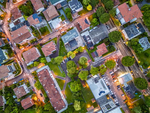 Vista aérea da cidade de Pordenone, Itália em uma noite de verão com seus prédios, casas e comércio.