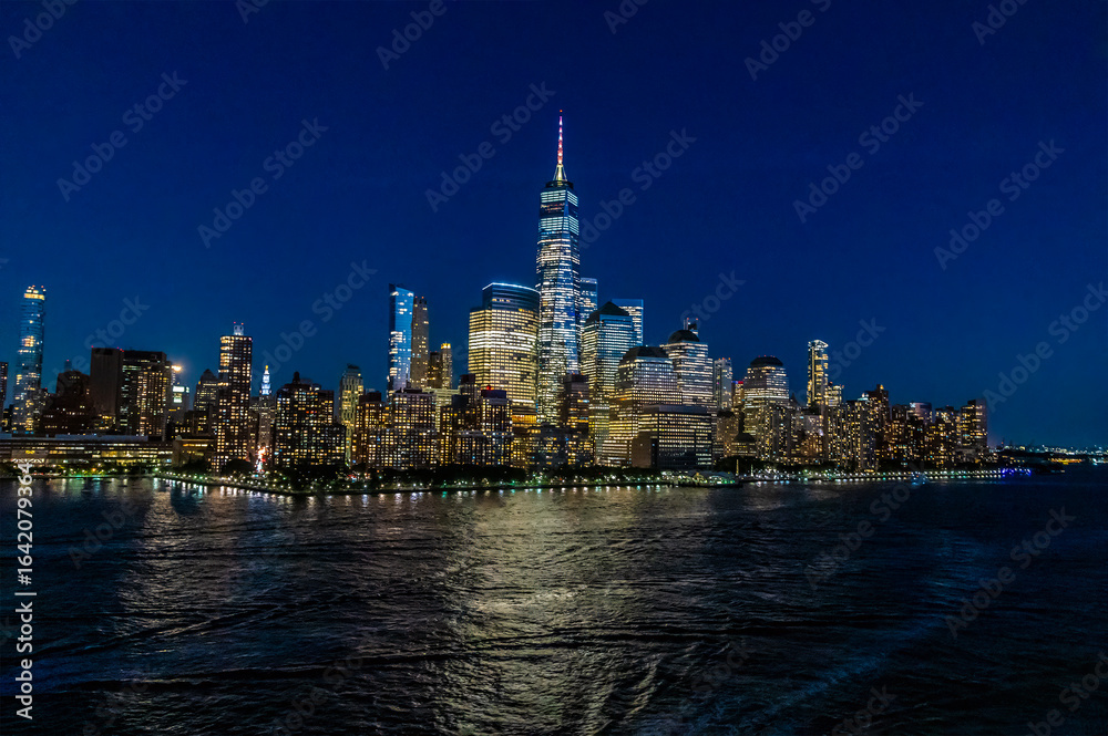 Obraz premium A view at night towards the illuminated cityscape off lower Manhattan, New York, in the fall