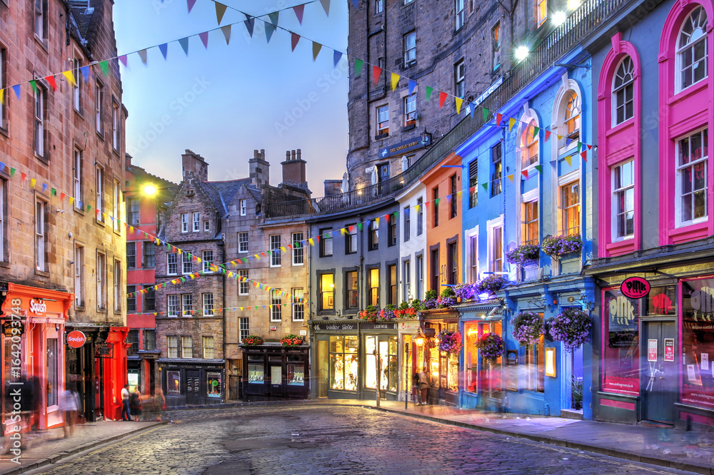 Fototapeta premium Victoria Street in Edinburgh, Scotland, United Kingdom at night