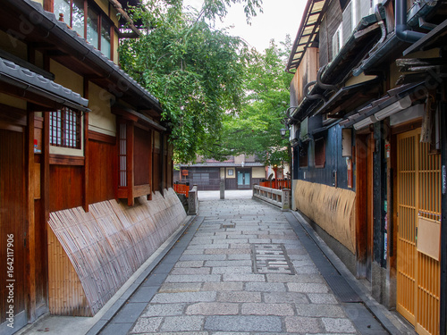 Fotografie 京都の有名観光地の祇園の切通しの通りから見える京町家と祇園白川に架かる巽橋の無人の風景