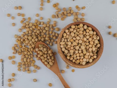 Canvastavla Flat lay soy beans in wooden bowl and spoon isolated on white background