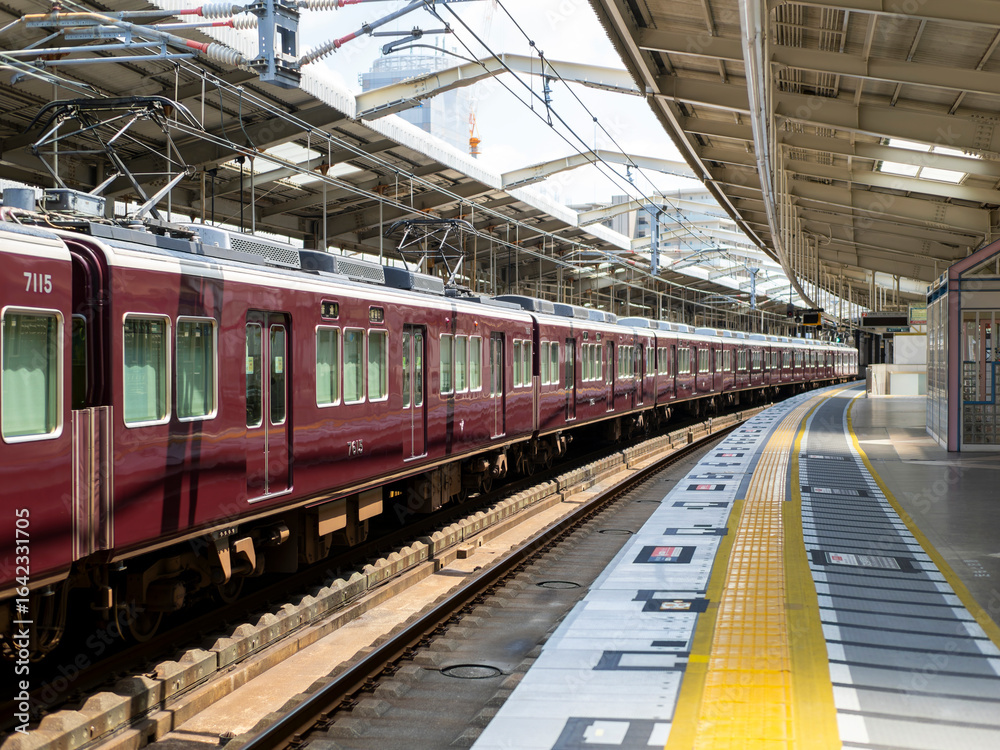阪急電鉄 川西能勢口駅に停車する大阪梅田行き普通電車 阪急電鉄 川西能勢口駅に停車する大阪梅田行き普通電車