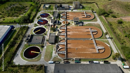 Vista aérea da estação de tratamento de efluentes industriais, destacando os tanques e os processos de purificação da água.