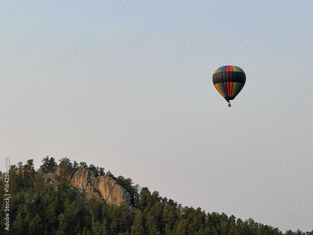 Naklejka premium hot air balloon in the mountains