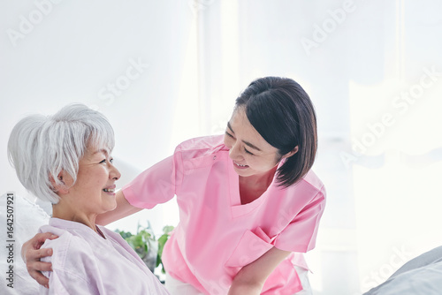 Wallpaper Mural ベッドで寝るシニア女性と介護士 Torontodigital.ca