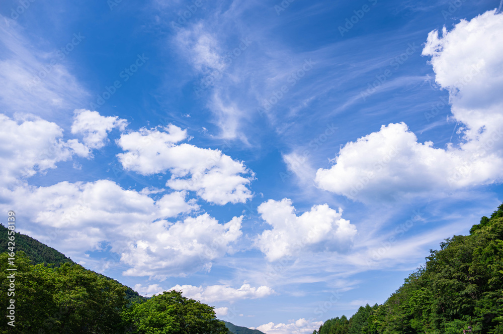 Obraz premium 奈良井の夏空と雲