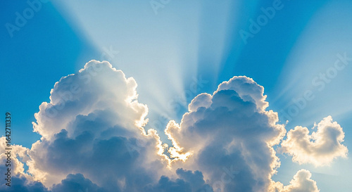 Cielo azul con nubes de verano