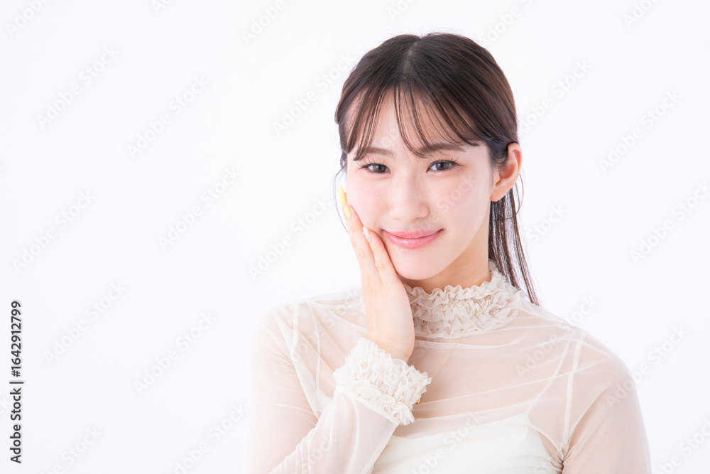 笑顔の若い女性