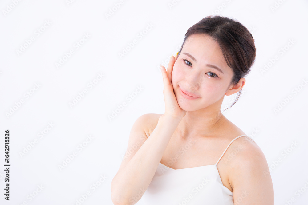 スキンケアする若い女性 スキンケアする若い女性