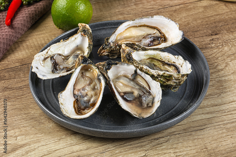 Fototapeta premium Raw fresh wild oyster dish