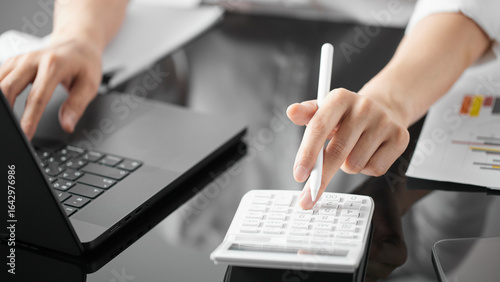 Wallpaper Mural Business concept. A confident gesture by a female leader with leadership and innovative attitude. Torontodigital.ca