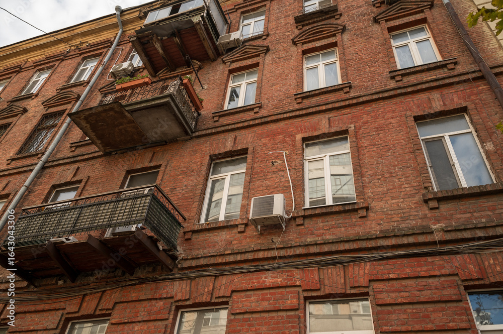 Obraz premium A large brick building