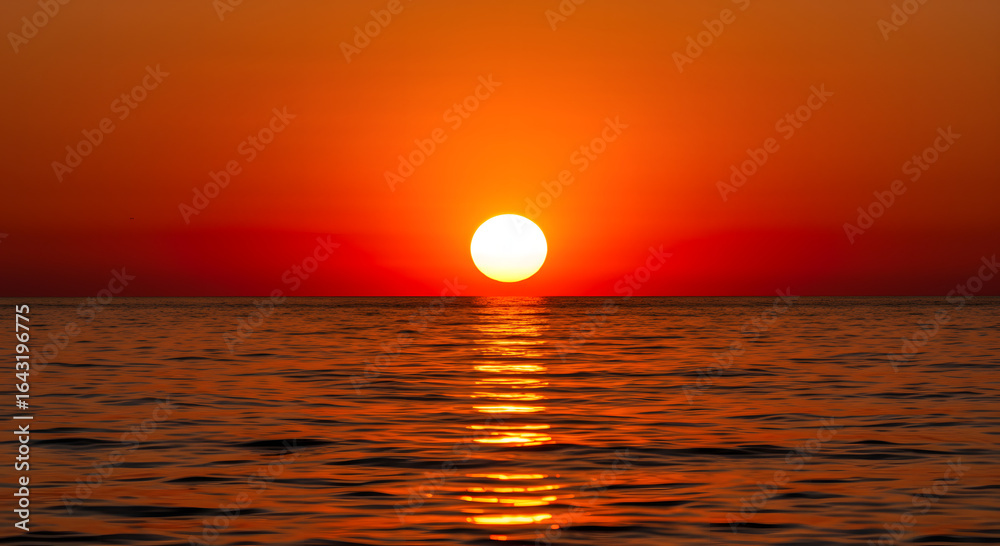 Obraz premium peaceful evening horizon with colorful sunset over the sea