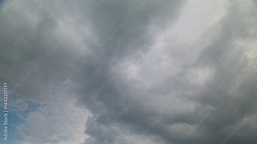 Obraz premium A mesmerizing and dramatic cloudy sky showcasing beautiful shades of gray and blue hues