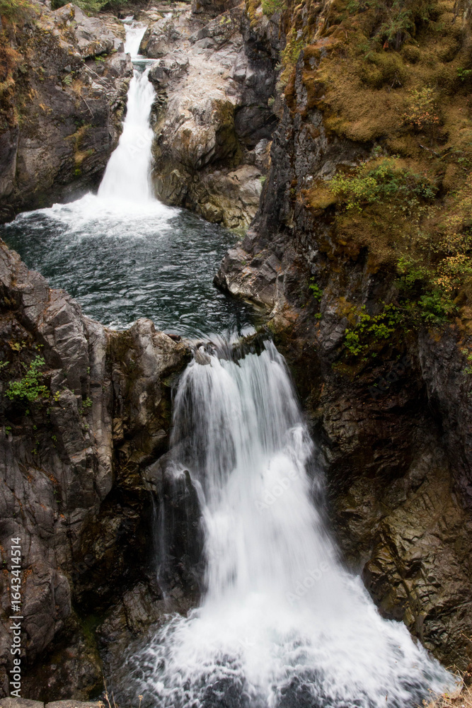 Obraz premium Waterfall in British Columbia