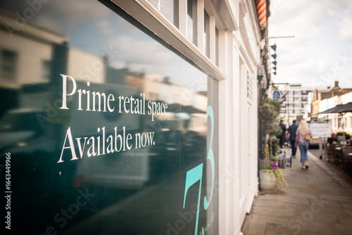 'Prime Retail Space' being advertised on vacant shop in upmarket central London high street