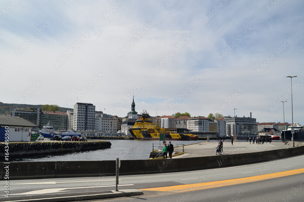 Fototapeta premium schiff, hafen, norwegen, bergen, schlepper, coastguard, hochseeseil, verlegeboot, boot, anlagen, gewerblich, bauwerk, branche, boot, architektur, wasser, fabrik, baukran, meer, abliefern, himmel, stad
