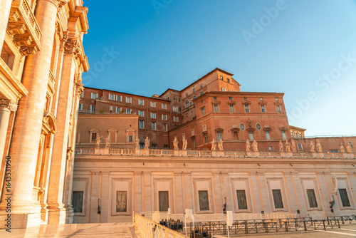 Foto Palace building in Vatican City at golden hour light