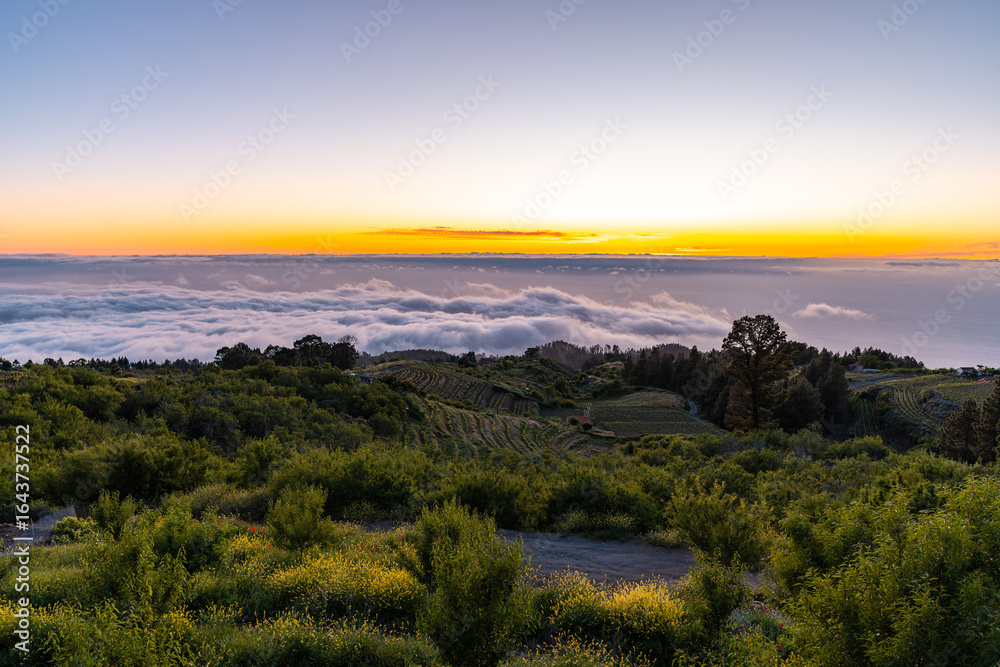 Fototapeta premium Sonnenuntergang über den Wolken auf La Palma