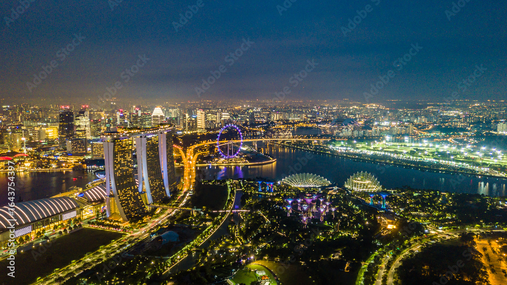 Fototapeta premium Night view of modern high-rise buildings in the capital of Singapore.