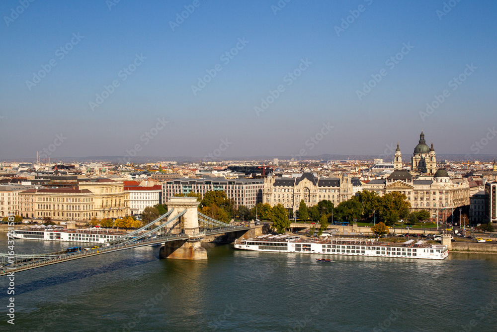Naklejka premium Panoramic View of Chain Bridge and Historic Buildings Along River 