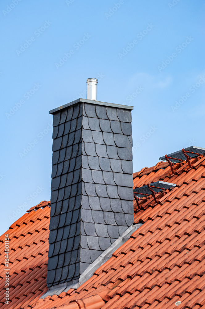 Obraz premium Satteldach mit Schornstein