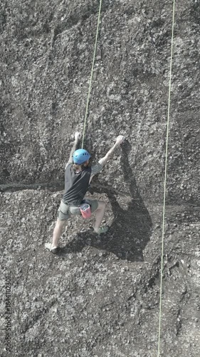 Escalada Rocha Pedra Montanhismo Esportiva Tradicional Boulder Bouldering Escalar Montanha Paredão Natureza Aventura Altitude Alpinismo Via Ferrata Ascensão Equipamentos Cordas Desafio Mosquetão