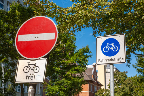 Rotes Schild „Verbot der Einfahrt“ mit Zusatz „Radverkehr frei“ neben Schild „Fahrradstraße“. Symbol für Radverkehr, Verkehrsberuhigung und städtische Mobilität.
