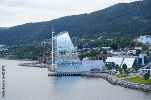 Blick auf die Stadt Molde in Norwegen von einem Kreuzfahrtschiff 
