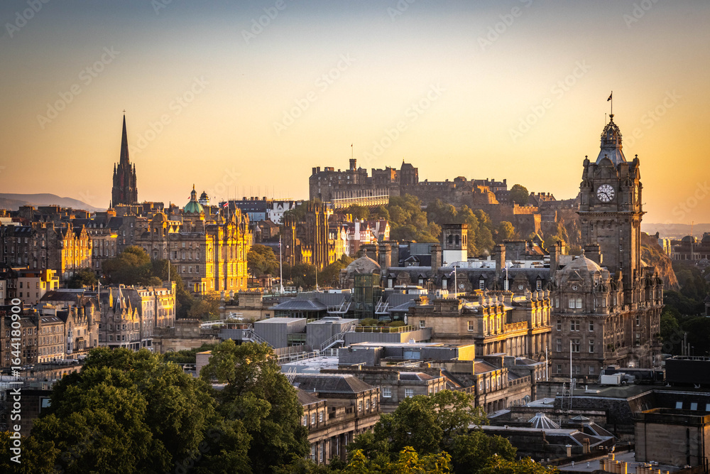 Fototapeta premium panoramic view from calton hill over old town of Edinburgh at sunset, Edinburgh Castle, Scotland, UK 