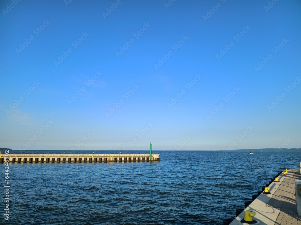 Obraz premium Falochron, nad Zalewem Wiślanym.