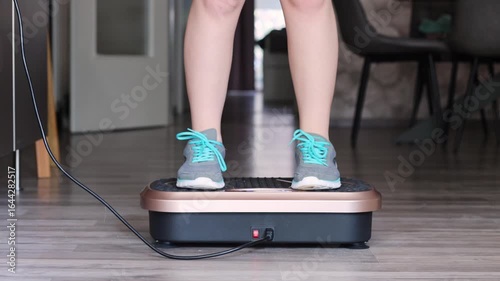 Engaging workout routine using a vibration plate for fitness and muscle toning