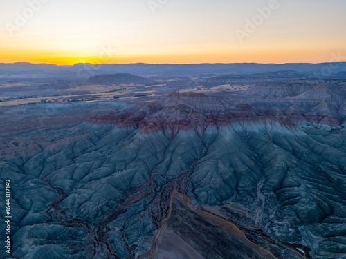 Fotografía Nallihan in Ankara, Turkey, captured at sunrise with unique geological formations, layered hills, and dramatic erosion patterns glowing under soft early morning light in a serene landscape