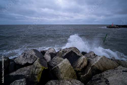 Wasser bricht an Küste