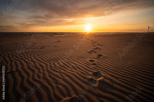 Sonnenuntergang an der Nordsee mit Dünenlandschaft
