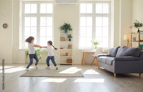 Foto Happy children playing at home