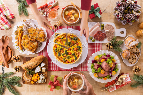 【カジュアルに楽しむクリスマスの食卓】二人で楽しむクリスマス。ローストチキン・ブロッコリーのキッシュ・ローストビーフのサラダ・ミネステローネ・チーズ・オードブル。カジュアルなディナー風景。