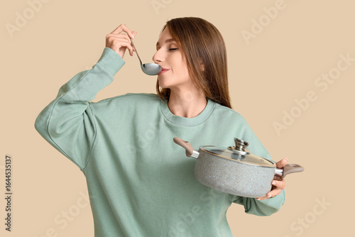 Young woman tasting chicken...