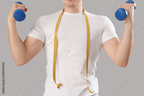 Handsome young sporty man w...
