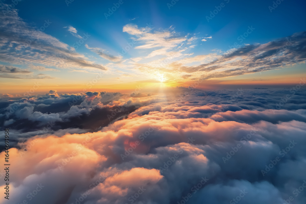 Eine Luftaufnahme über wunderschönen Sonnenuntergangswolken Eine Luftaufnahme über wunderschönen Sonnenuntergangswolken