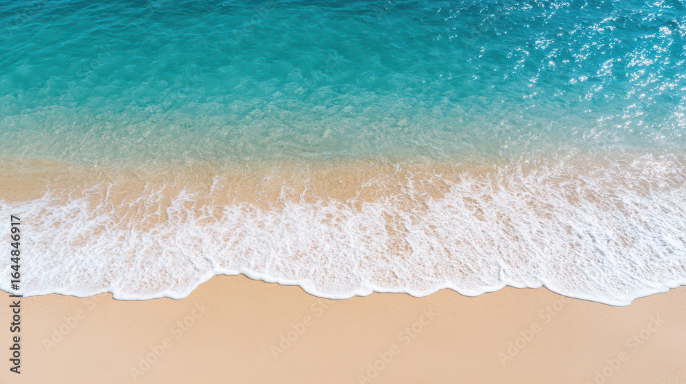 Obraz premium Crystal clear ocean waves gently lap against sandy shore, creating serene atmosphere