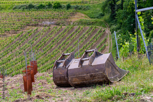 Des godets en réserve : les équipements de terrassement sont rangés près du chantier dans le vignoble alsacien