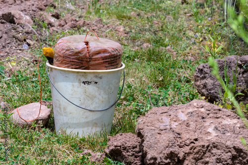 Ustensiles rangés dans un seau sur un chantier de terrassement
