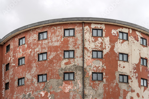 Foto crumbling facade of historical hotel at Campo Imperatore upland, L'Aquila, Italy