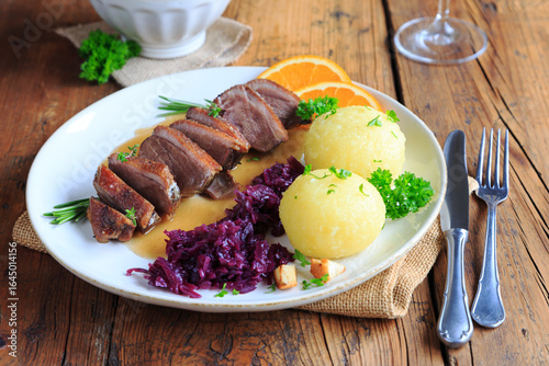 Gänsebrust mit Rotkohl und Kartoffelklößen