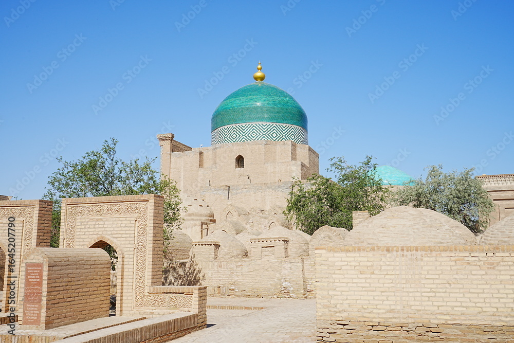 Fototapeta premium Pahlavan Mahmoud Mausoleum at Walled Fortress known as Itchan Kala in Khiva, Uzbekistan - ウズベキスタン ヒヴァ イチャンカラ パフラヴァン・マフムド廟