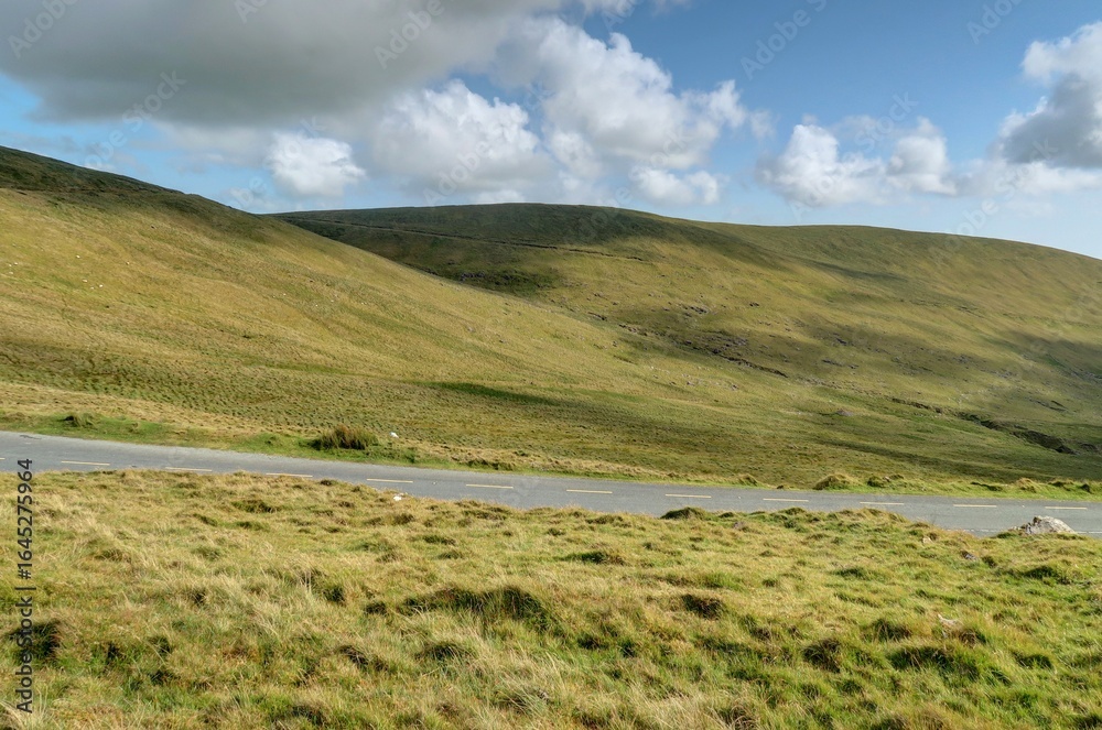 Fototapeta premium survol de la péninsule de Dingle en Irlande, entre plages falaises et montagnes