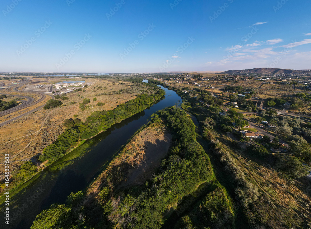 Obraz premium Aerial landscape of Yakima River Valley nature during summer in Kennewick Richland Washington