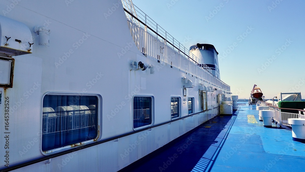 Obraz premium 昼間の太平洋フェリーきその甲板